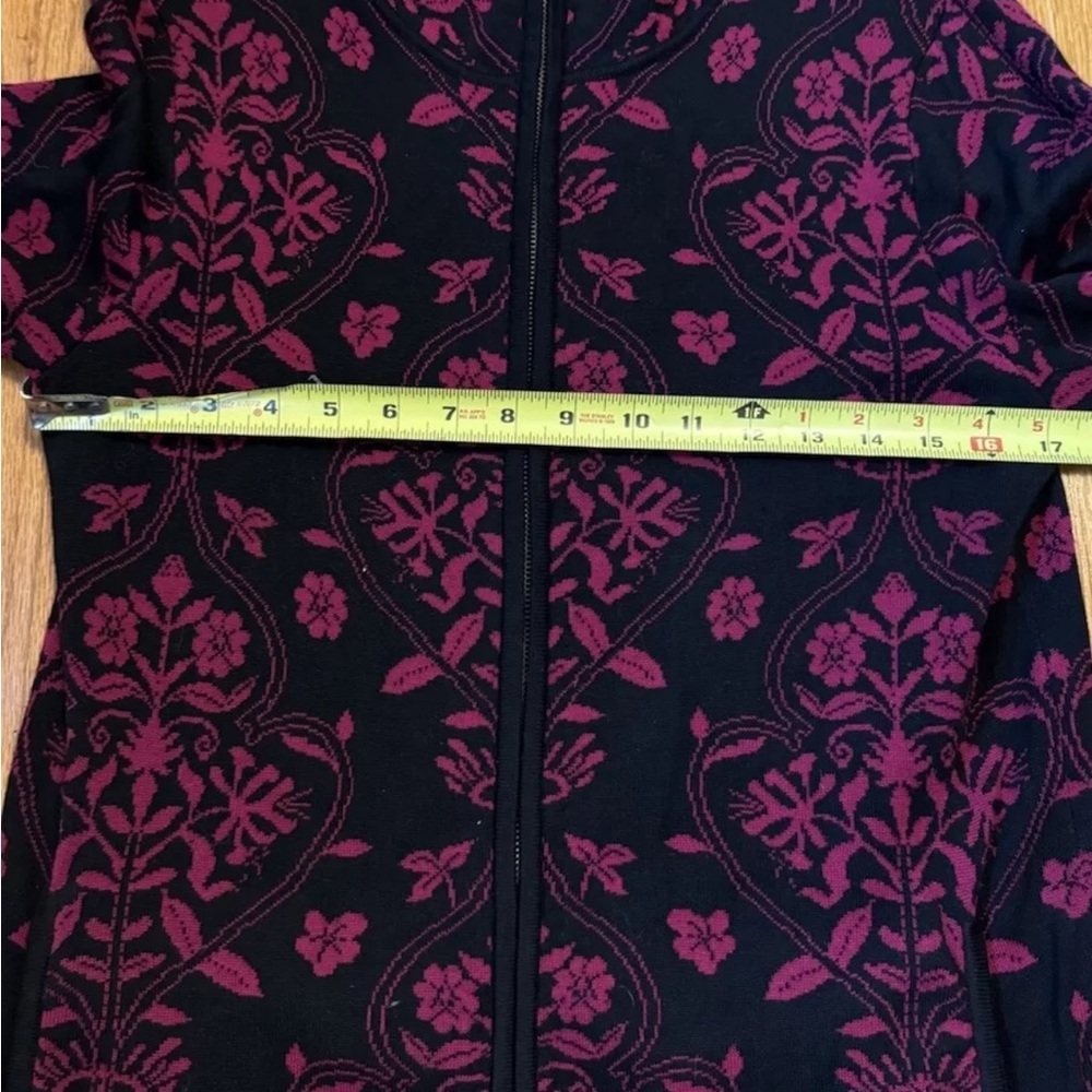 Chicos Cardigan Zip Sweater Size 1 Small Silk Blend Floral Magenta Pink Black - Picture 6 of 9